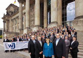 Beispielbild Gruppenfoto Gruppenbild Witschaftsjunioren mit Angela Merkel